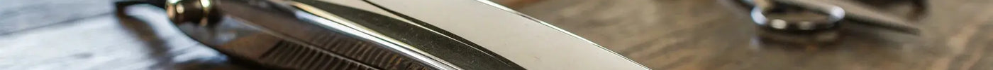 The best detachable blade clippers for barbers laid out with a comb and scissors.