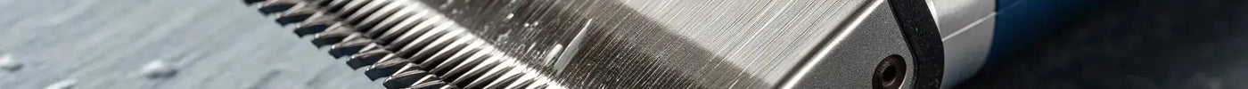 Close-up of a deep tooth trimmer blade used for bulk removal, sharp lines, and blending fades.