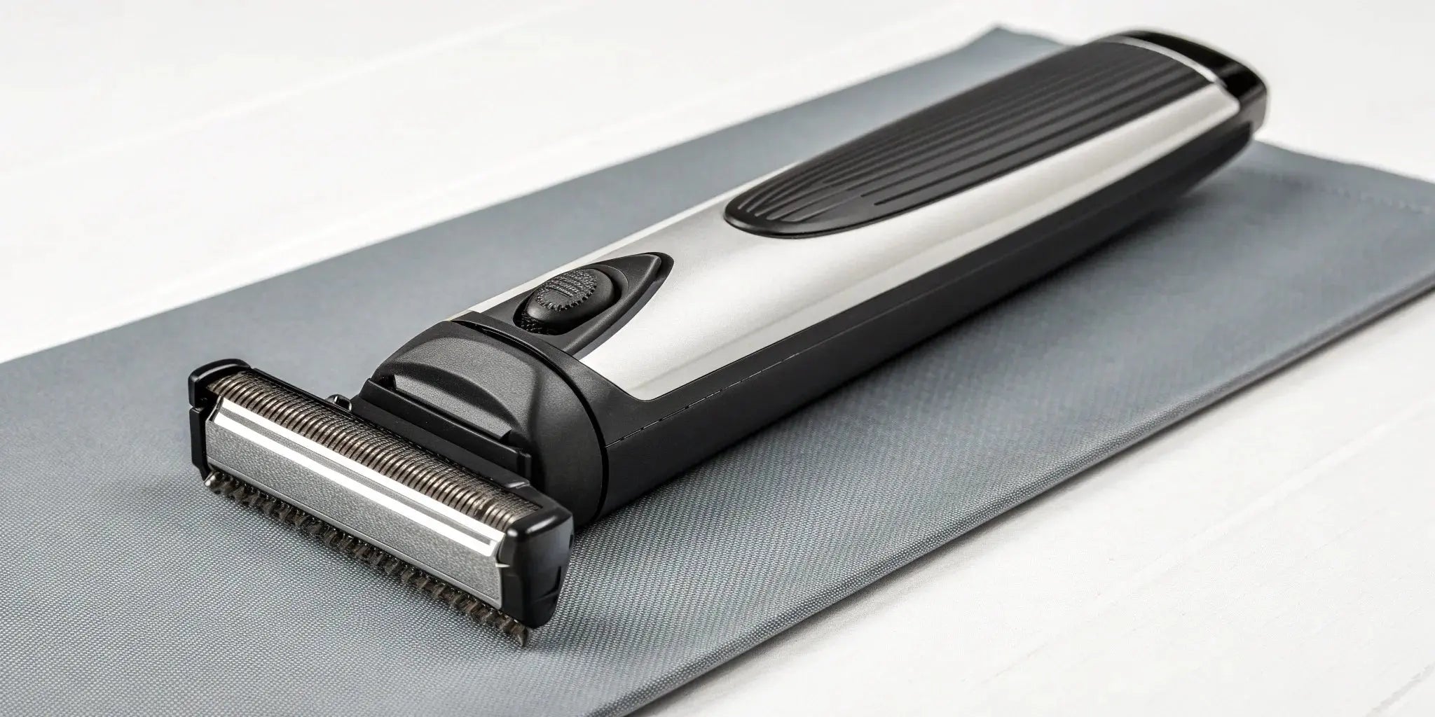 A set of magnetic Stylecraft Saber trimmer guards with the clipper.